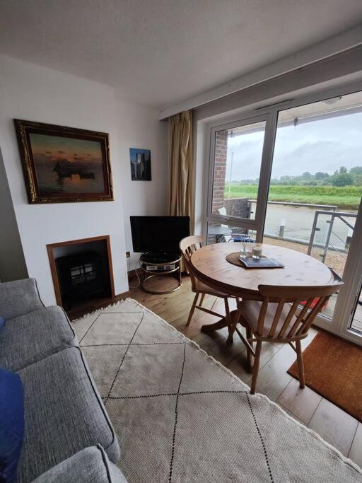Stunning 1 Bedroom Apartment Over Looking River 라이 외부 사진
