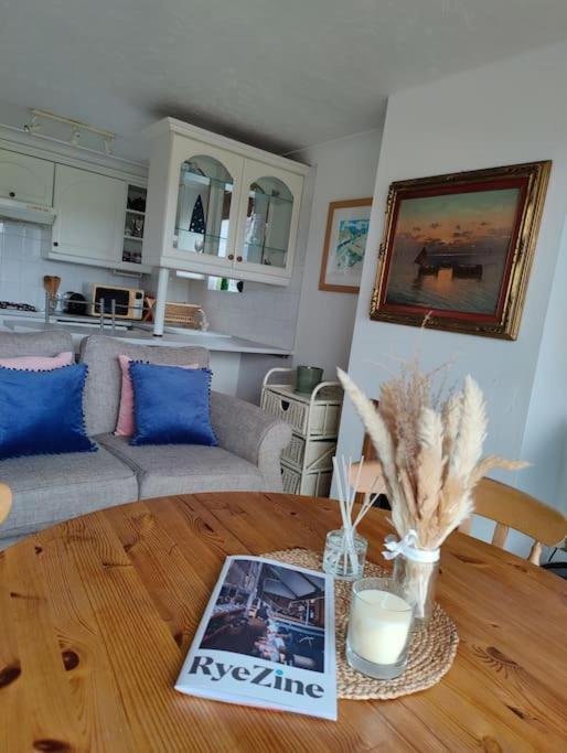 Stunning 1 Bedroom Apartment Over Looking River 라이 외부 사진