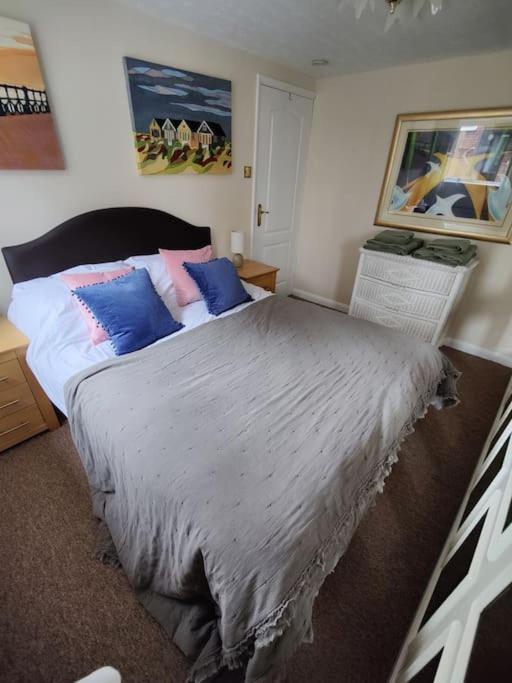 Stunning 1 Bedroom Apartment Over Looking River 라이 외부 사진