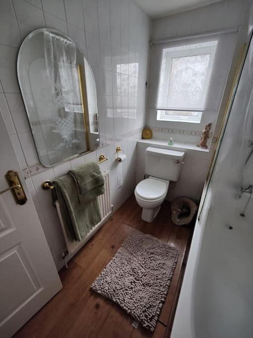Stunning 1 Bedroom Apartment Over Looking River 라이 외부 사진
