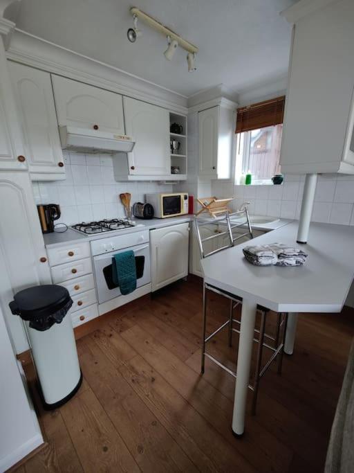 Stunning 1 Bedroom Apartment Over Looking River 라이 외부 사진